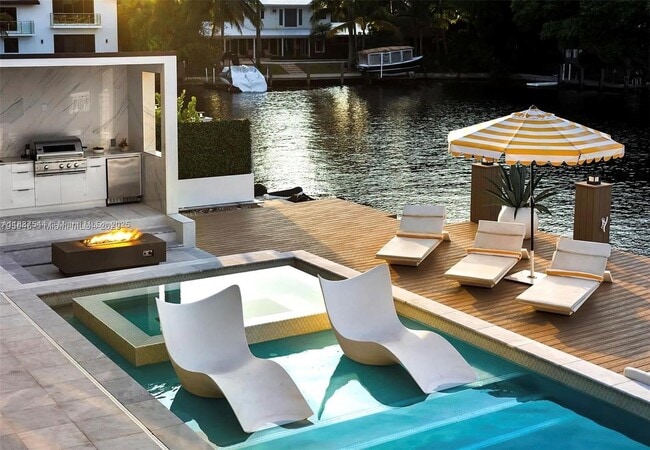 Building Photo - 2225 NE 19th St