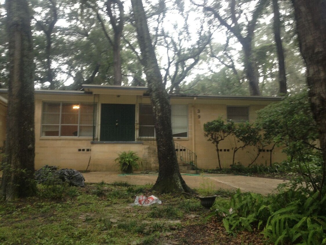 Foto principal - Charming 3BR/2BA Home with Elegant Feature...