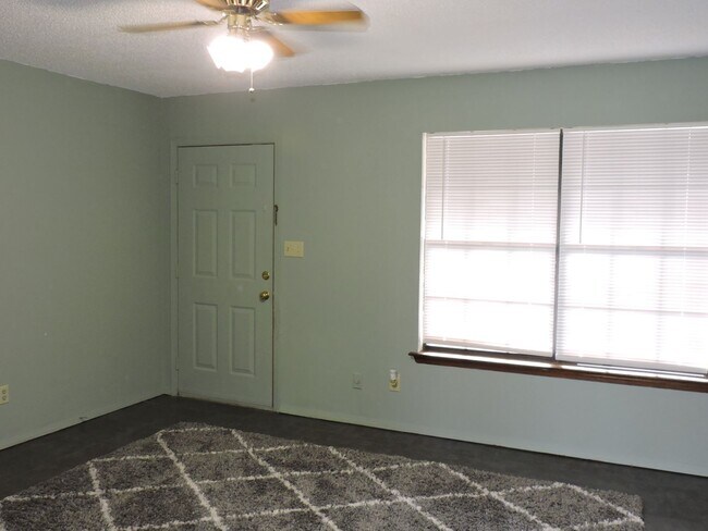 Foto del edificio - Convenient Northeast location!