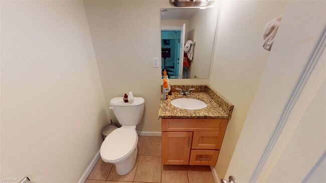 Building Photo - 2 br, 1 bath Duplex - 110 Nassau St Unit 2