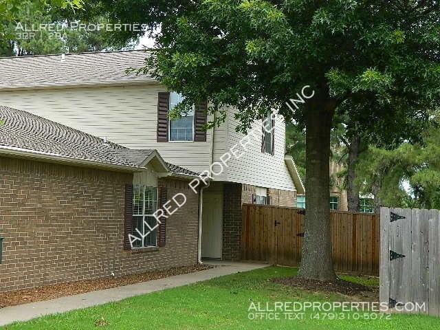 Building Photo - 822 N Daisy Ln