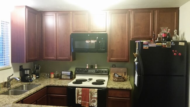 Photo - Spacious 3 Bed + Office, 2 Bath Single Fam... House