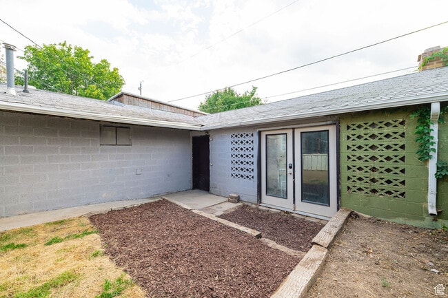 Building Photo - 561 Beverly Ave