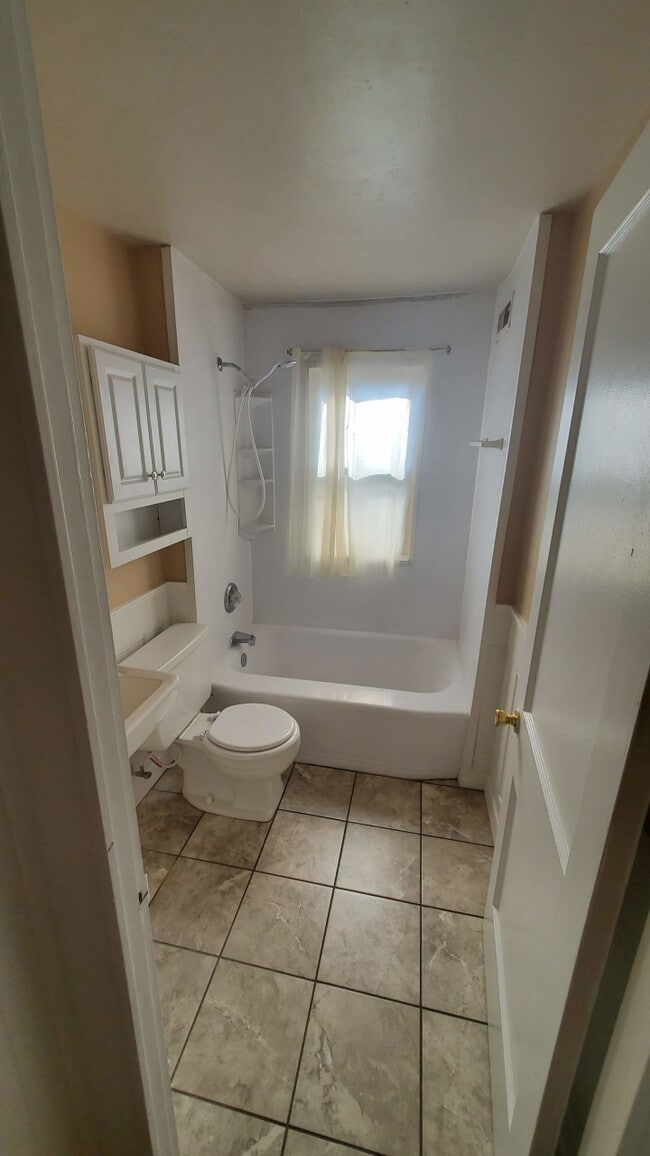 Building Photo - 643 Smith Ave