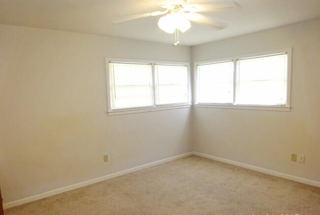 Building Photo - Lovely House Located Minutes From Elementa...