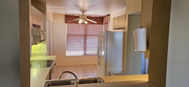 Foto del edificio - 4550 Pinebrook Cir