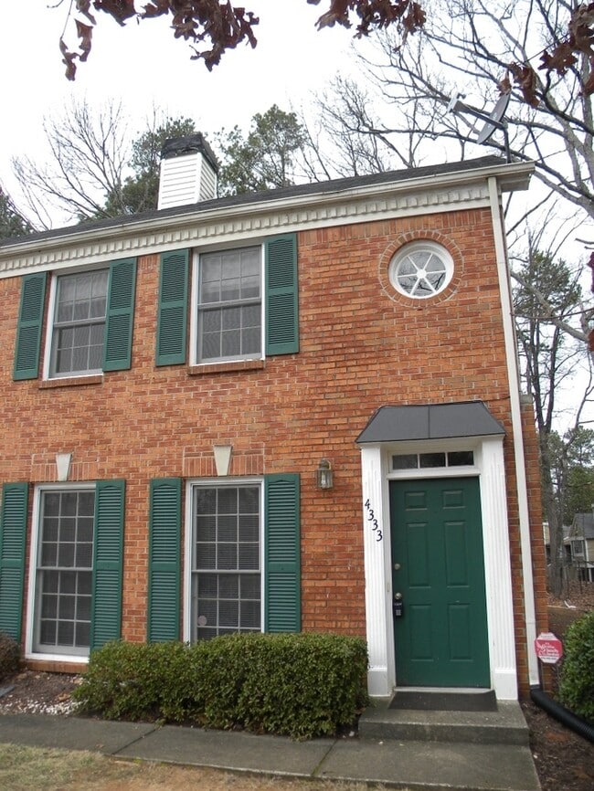 Norcross Hidden Gem! 2 Bed-2.5 Bath, New Paint and Flooring! - Norcross Hidden Gem! 2 Bed-2.5 Bath, New Paint and Flooring! Townhome