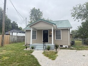 Building Photo - 344 W Maple Ave