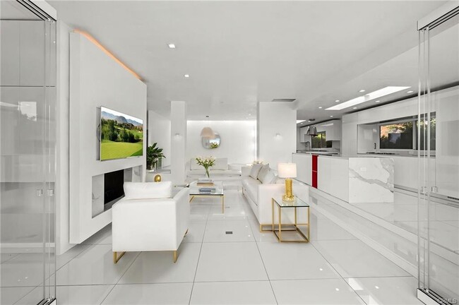 Foto del edificio - 1046 N Hillcrest Rd