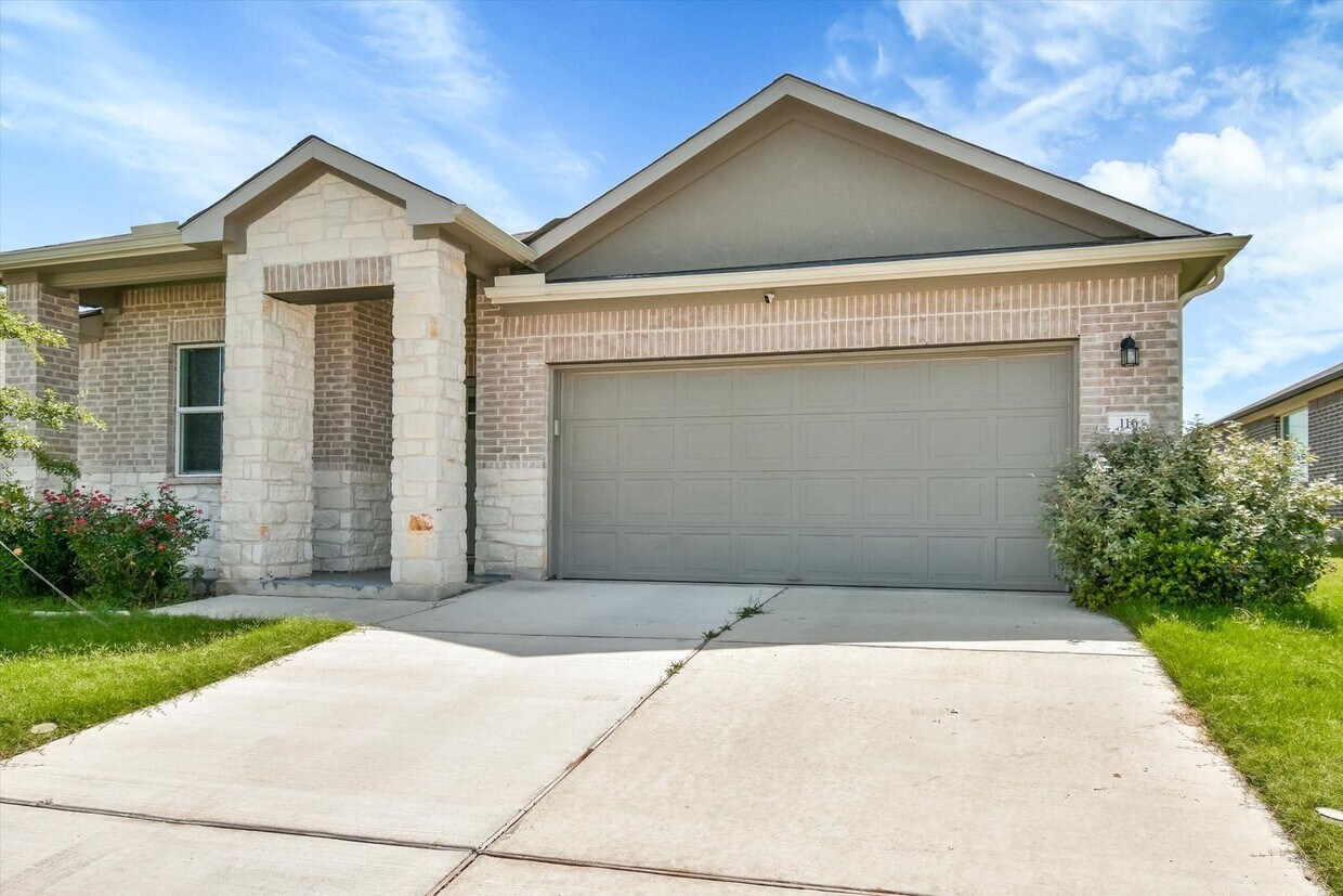 Primary Photo - Spacious 4-Bedroom Home with Office in Pri...