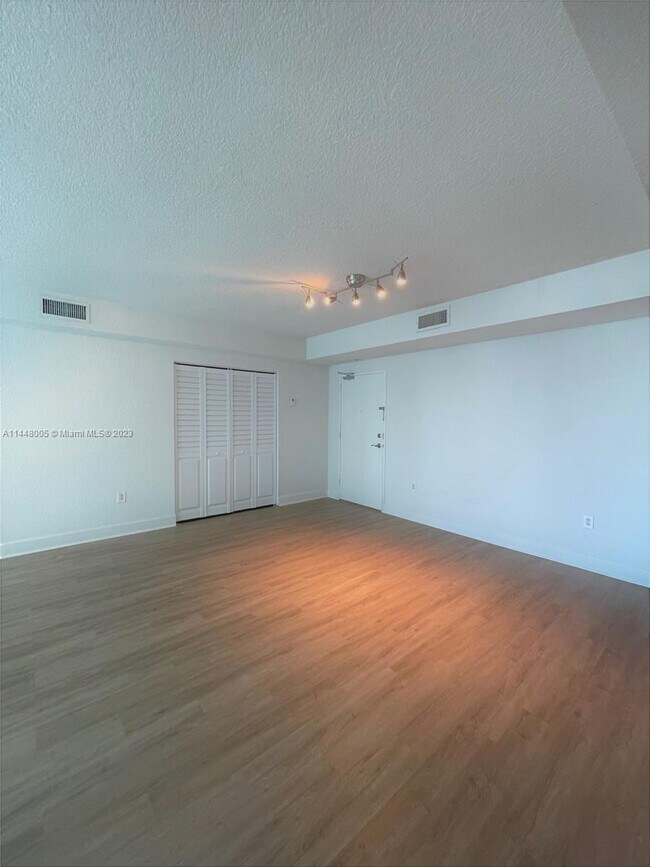 Foto del edificio - 7501 E Treasure Dr