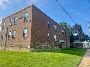 Building Photo - 400 Unruh Ave