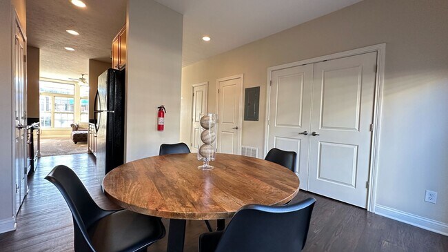 Foto del edificio - Amazing Location - Downtown Modern Living:...