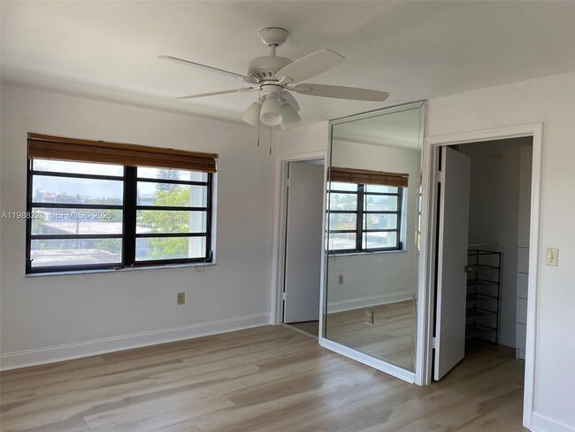 Foto del edificio - 7626 Byron Ave