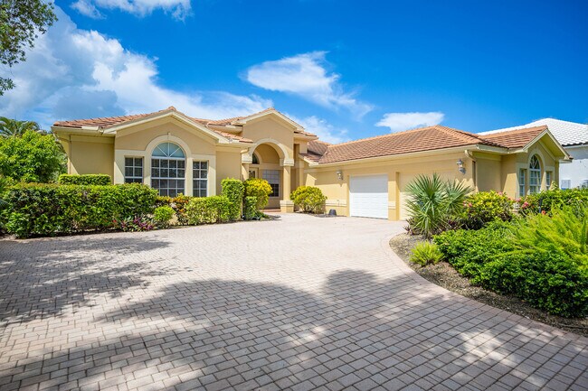 Building Photo - 25820 Creekbend Dr