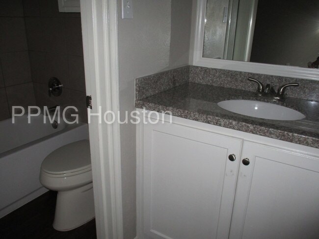 Building Photo - 13107 Bexhill Drive, Houston, TX, USA
