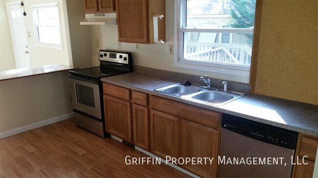 Foto del edificio - 8402 Sleepy Hollow Rd