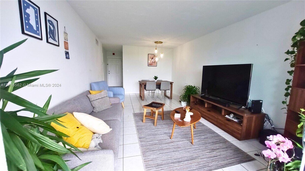 Foto principal - 9440 Fontainebleau Blvd