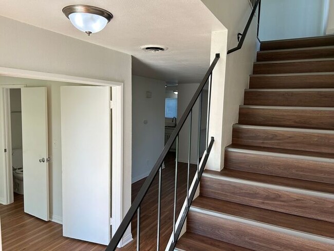 Foto del edificio - REALLY NICE 4BD 1.75BA TOWNHOME FOR LEASE!