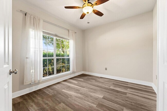 Foto del edificio - 554 Camellia Ct