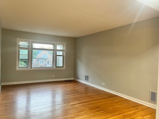 Building Photo - 10529 S Artesian Ave