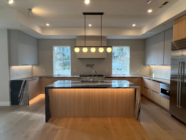 Foto del edificio - Stunning new build, top of the line everything, walk to town location, close to schools! INCLUDES...