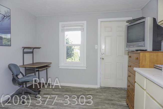 Building Photo - Studio Unit on Chinden Blvd in Garden City