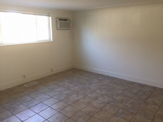 Building Photo - Updated 2 Bedroom in Aurora - MUST SEE