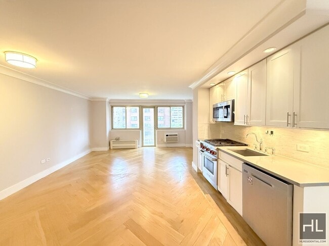 Building Photo - Renovated 3 bed 1 bath with Laundry / Balcony / WEST 93 STREET