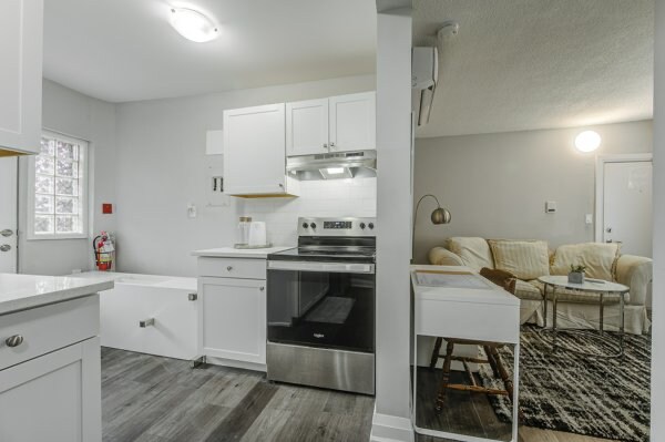 Building Photo - Spacious 1 Bedroom in quiet building