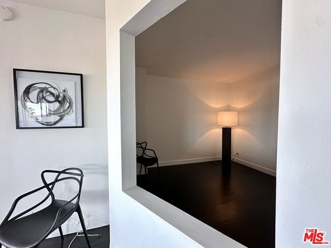 Building Photo - 999 N Doheny Dr