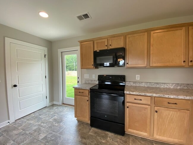 Building Photo - Home for rent in Talladega... Available to...