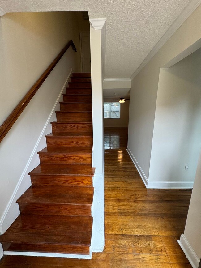 Building Photo - Nice 2/1 Brick Apartment in Cave Spring- $995