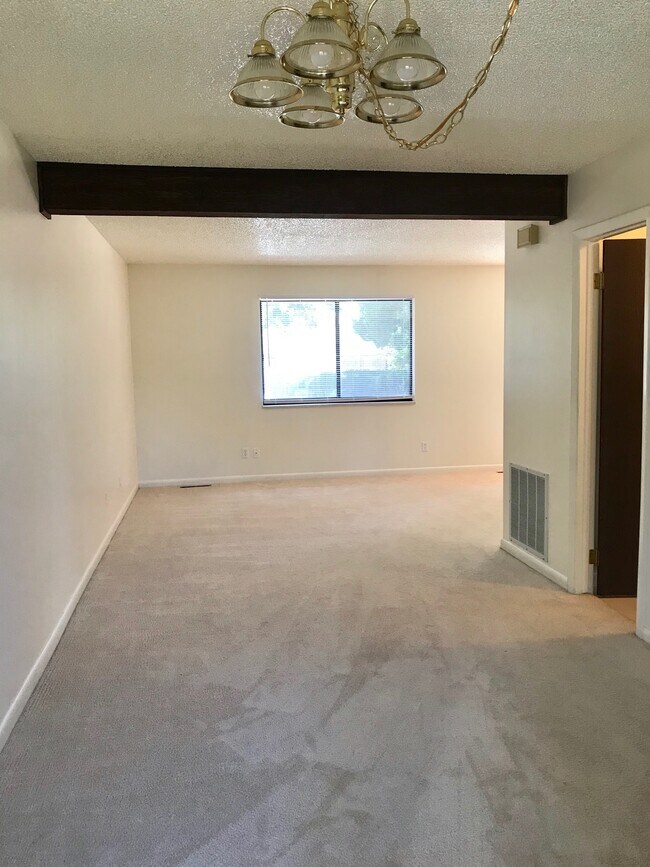 Foto del edificio - 2141-2128 28th Ave Ct