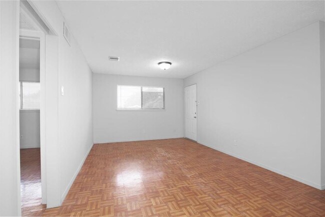 Foto del edificio - 8001 E Loop