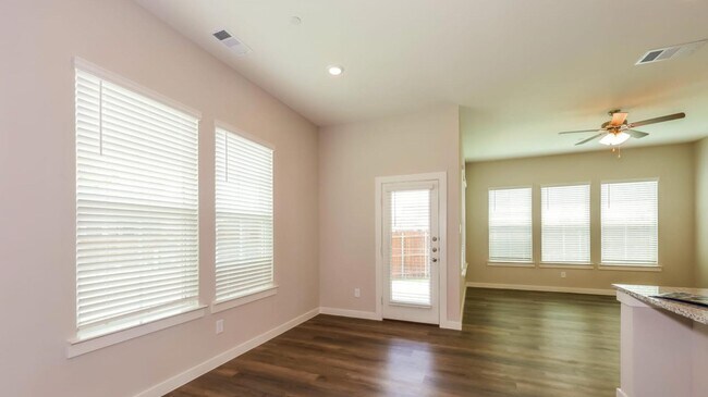 Foto del edificio - AVAILABLE NOW