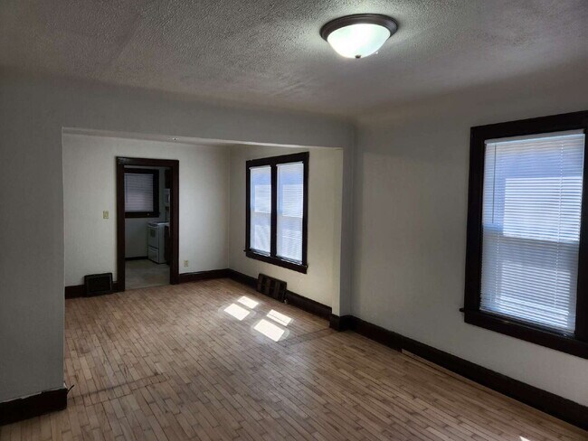 Foto del edificio - 2 Bedroom Lower Heat & Water Included