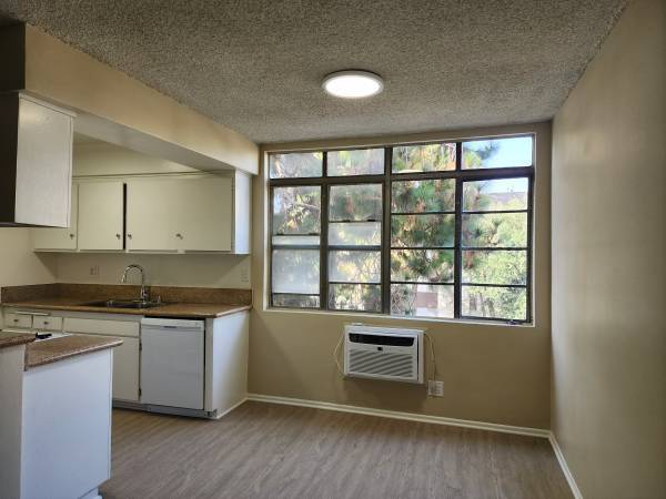 Building Photo - 456 S. Harvard Blvd