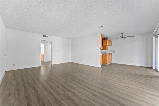 Foto del edificio - 17424 Burbank Blvd