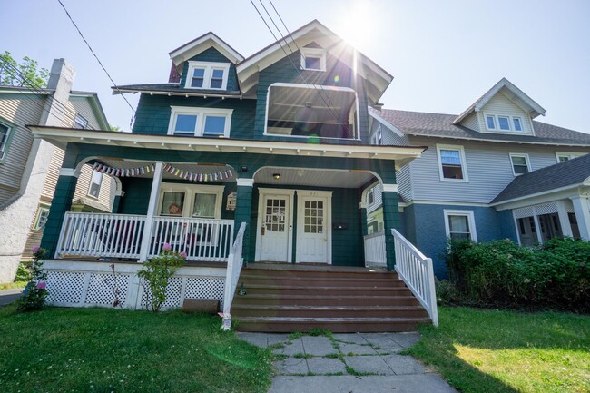 Building Photo - Beautiful Duplex Within Walking Distance T...