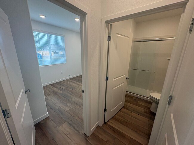 Foto del edificio - Brand New 5 Bedroom Manteca Home / Downstairs Bedroom & Bath