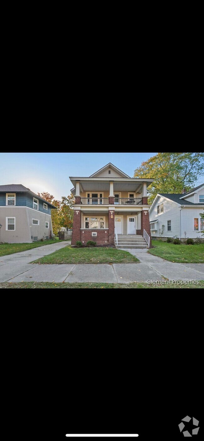 Molloys Pine Avenue Apartments under 2,500 Grand Rapids, MI 4