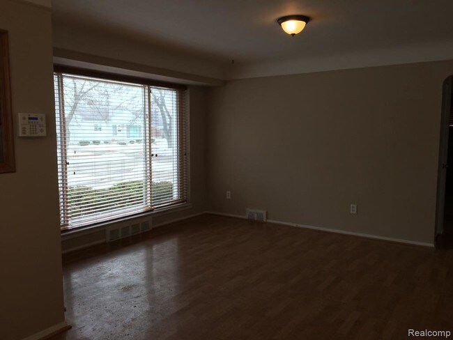Building Photo - 29744 Rosslyn Ave