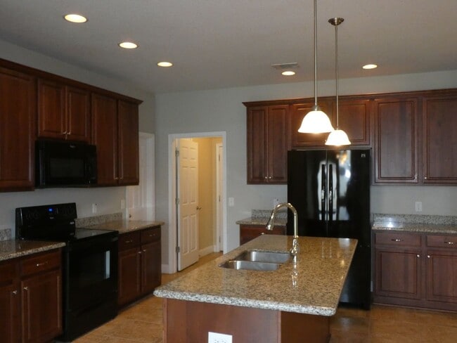Foto del edificio - Spacious 5-Bedroom Home