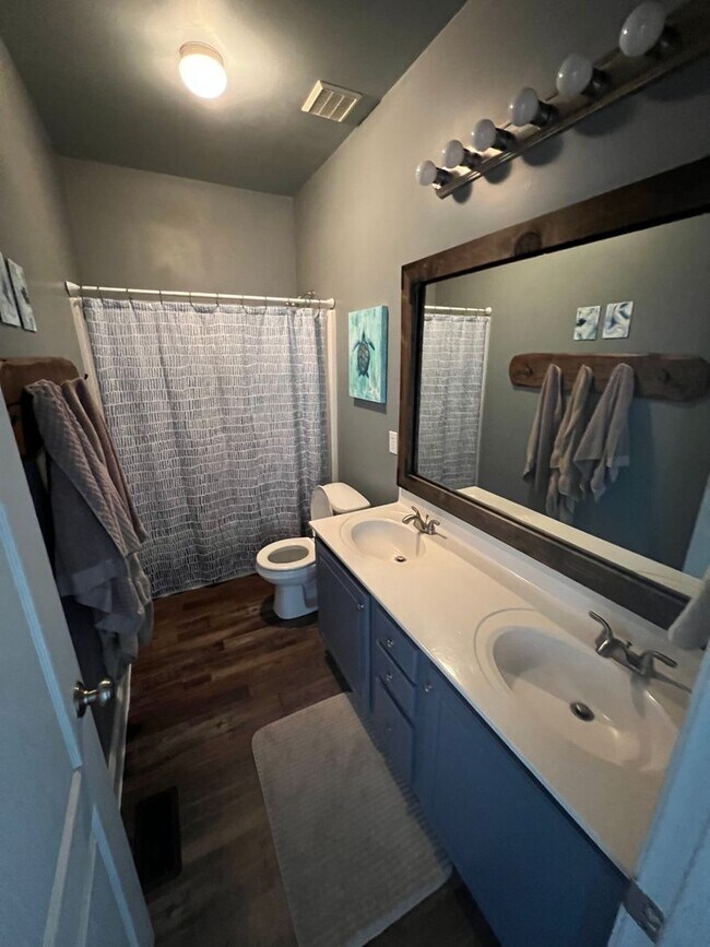 Building Photo - CAROLINA LAKES!!!