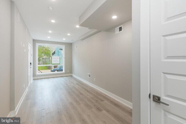 Foto del edificio - 2550 N Howard St