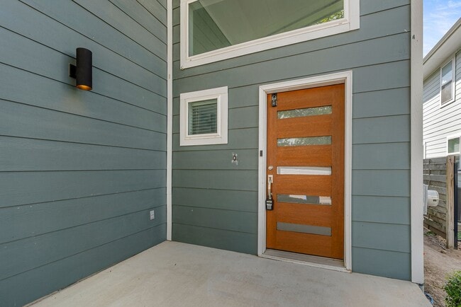 Building Photo - Modern Comfort and Downtown Convenience Me...