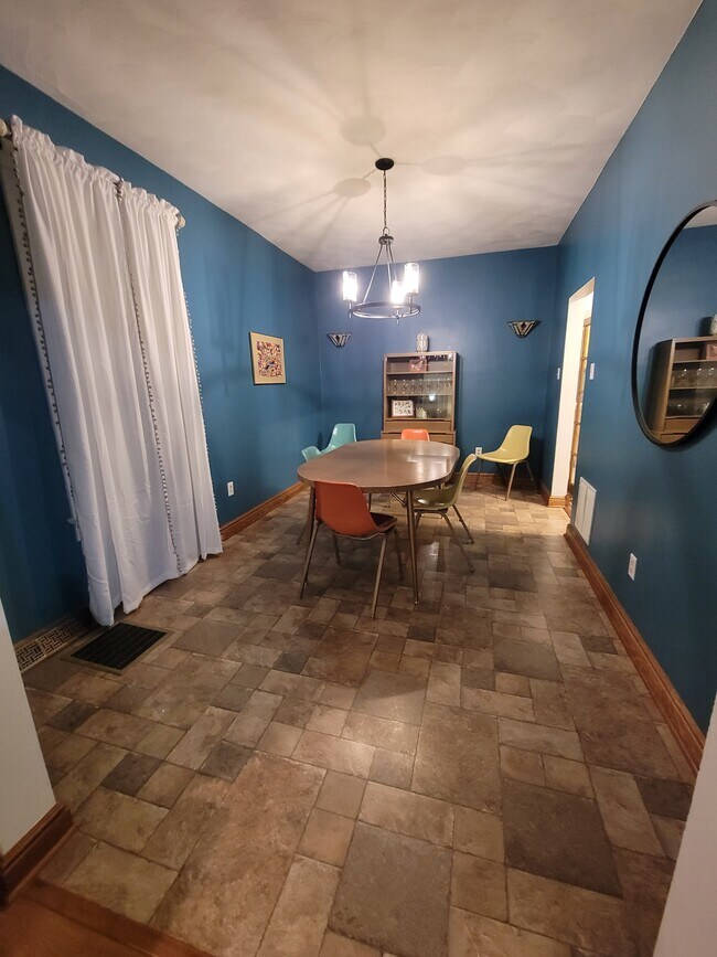 Comedor - 1618 Bell Ave