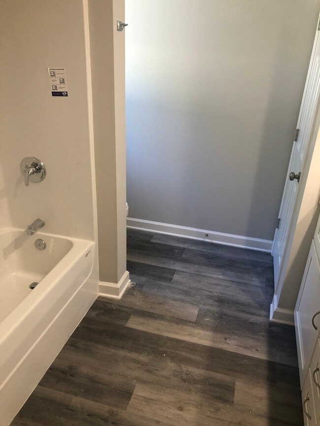 Building Photo - FIRST MONTH'S RENT FREE!