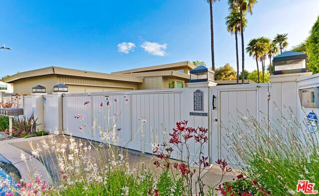 Building Photo - 4210 W Toluca Lake Ln